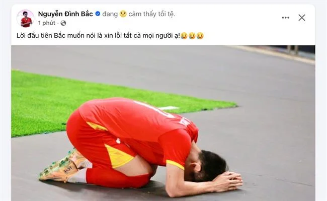 Người chơi eSports đang thi đấu trên máy tính với logo gacam67 casino